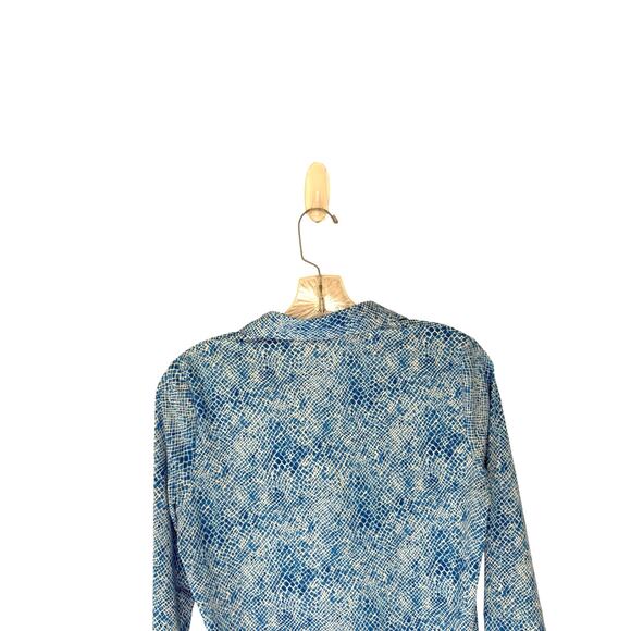 J. McLaughlin Button Up Blouse Blue White Stretch Croc Print V-Neck Size XS - Picture 6 of 11